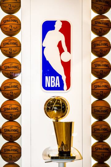 El trofeo Larry O'Brien de la NBA, en las oficinas de NBA Spain.