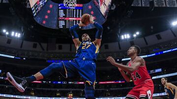 Rudy Gobert atrapa un rebote ante Wendell Carter Jr.