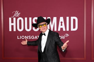 Paul Feig posa en la alfombra roja de la premier de 'The Housemaid' celebrada en el Grauman's Chinese Theatre de Hollywood.