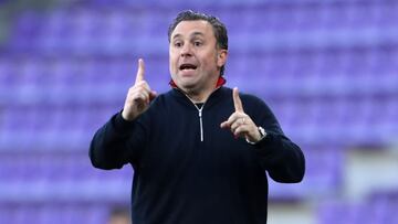 VALLADOLID, SPAIN - MAY 13: Sergio Gonzalez, Head Coach of Real Valladolid reacts during the La Liga Santander match between Real Valladolid CF and Villarreal CF at Estadio Municipal Jose Zorrilla on May 13, 2021 in Valladolid, Spain. Sporting stadiums ar