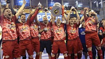 GRA559. GUADALAJARA, 06/05/2017.- Los jugadores del ElPozo Murcia celebran la consecución de la Copa del Rey de fútbol sala, tras su victoria ante el Xota Magna Gurpea en la final disputada esta noche en el Palacio Multiusos de Guadalajara. EFE/Pepe Zamora