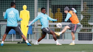 Modric y Vinicius luchan por un bal&oacute;n en presencia de Casemiro durante el &uacute;ltimo entrenamiento del Madrid.