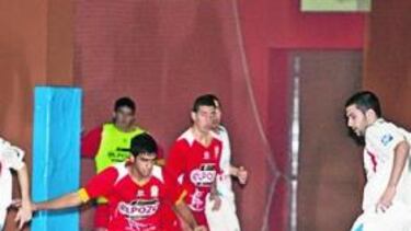 <b>DUELO JUVENIL. </b>Los jugadores del Lobelle y ElPozo, durante la Copa de filiales de 2008.