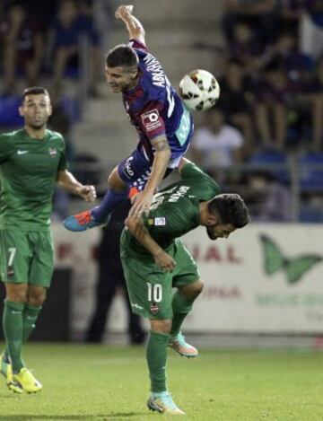 El defensa del Eibar Abraham Minero lucha un balón con el centrocampista del Levante Rubén García (d).