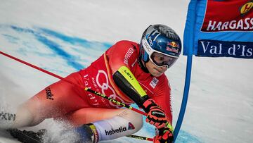 Marco Odermatt lidera tras la primera prueba en Val d'Isere.