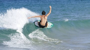 Rider skimando una ola orillera en el I International Trafalgar SkimContest 2016 en la playa de Los Caños de Meca (Barbate, Cádiz, España).