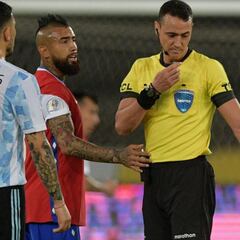 "No veo intención": el diálogo del árbitro y el VAR en el penal de la Roja