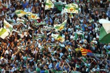 La ciudad de Elche sale a la calle a celebrar el ascenso a primera divisin.