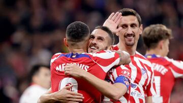 Koke se abraza con Memphis bajo la mirada de Savic en el Atlético-Sevilla.