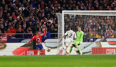 1-0. Centro alto y cruzado de Rodrigo de Paul, toca Rüdiger y Samuel Lino llegando desde la derecha remata al segundo palo superando a Lunin.