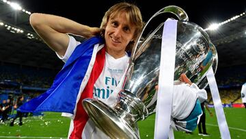 Modric con la Champions que gan&oacute; la temporada pasada.