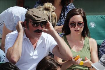 El actor francés Jean Dujardin con su pareja la patinadora francesa Nathalie Pechalat durante la final de Roland Garros. 