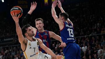 BARCELONA, 03/01/2023.- El base del Real Madrid Facu Campazzo (i) lucha con Tomá Satoranský (d) y Jan Veselý, ambos del Barça, durante el encuentro correspondiente a la jornada 18 de la EuroLiga que Barça y Real Madrid disputan hoy miércoles en el Palau Blaugrana, en Barcelona. EFE/ Alejandro García.