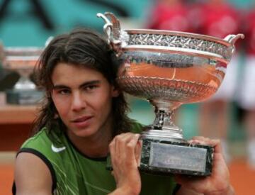 Rafa Nadal won his first Roland Garros title in 2005, defeating Mariano Puerta 6-7, 6-3, 6-1, 7-5.