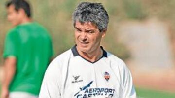 <b>ENFADO. </b>El técnico del Castellón no está de acuerdo con los comentarios sobre el equipo.