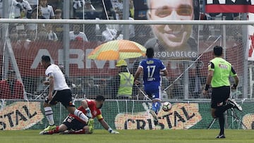 Ftbol, Colo Colo vs Universidad de Chile.
Campeonato de transicin 2017.
El jugador de Colo Colo Esteban Paredes convierte un gol contra Universidad de Chile durante el partido de primera division disputado en el estadio Monumental en Santiago, Chile.
27/08/2017
Felipe Zanca/Photosport**********
Football, Colo Colo vs Universidad de Chile.
Transition championship 2017.
Colo Colo's player Esteban Paredes scores Universidad de Chile during a first division football match held at the Monumental stadium in Santiago, Chile.
27/08/2017
Felipe Zanca/Photosport