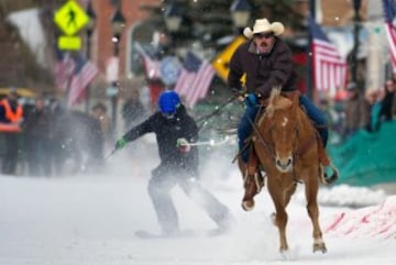 Este fin de semana se ha desarrollado en la calles de Leadville, Colorado; la 68 edición de la carrera anual de Skijoring 