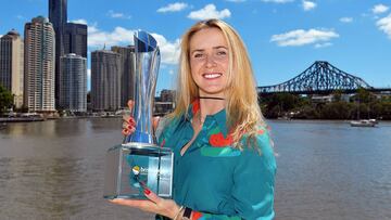 Elina Svitolina of Ukraine poses for photos with her winning Brisbane International trophy at Eagle Street Pier in Brisbane on January 7, 2018.  / AFP PHOTO / SAEED KHAN / -- IMAGE RESTRICTED TO EDITORIAL USE - STRICTLY NO COMMERCIAL USE --
 PUBLICADA 09/01/18 NA MA32 2COL