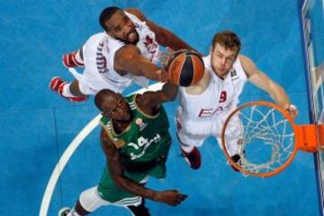 Gist (Panathinaikos), Samuels y Melli (Armani Milán) pelean por el rebote.