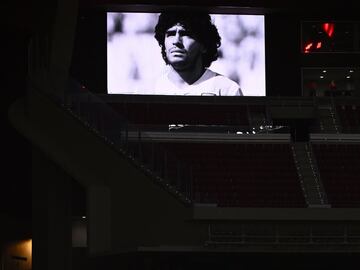 Minuto de silencio en el Wanda Metropolitano en memoria de Diego Armando Maradona.