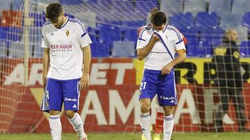 Varios jugadores del Zaragoza se lamentan en el partido contra el Girona.