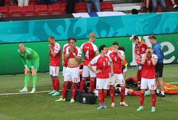 El centrocampista dan¨¦s del Inter de Mil¨¢n se desplom¨® y qued¨® inconsciente tras un salto durante el encuentro de la Eurocopa ante Finlandia. Los servicios m¨¦dicos actuaron durante varios minutos antes de ser sacado en camilla para ser trasladado al hospital.