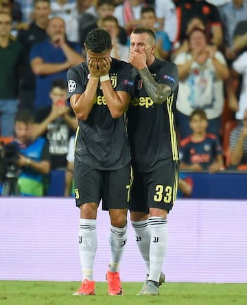 Al minuto 29 de la primera parte del Valencia-Juventus por Champions, Murillo cayó tras un forcejeo con Cristiano, lo que disgustó al portugués quien intentó levantarlo con un tirón de pelo. Los jugadores se encararon y fueron separados, pero el juez le mostró la tarjeta roja a Cristiano.