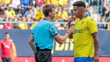 C&Aacute;DIZ, 31/10/2021.-El delantero del C&aacute;diz CF &quot;Choco&quot; Lozano, le pide al &aacute;rbitro Pizarro G&oacute;mez que revise el VAR, durante el partido de LaLiga de la jornada 12 en el estadio Nuevo Mirandilla. EFE/Rom&aacute;n R&iacute;os