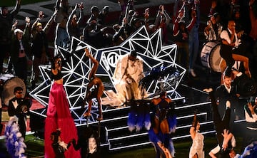 El Halftime Show del SB LVIII arrancó con Usher en el centro del campo, vestido completamente de blanco.