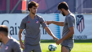 GRAF3780. MAJADAHONDA (MADRID), 17/09/2019.- Los delanteros del Atlético de Madrid, el hispano brasileño Diego Costa (d) y el portugués João Félix, durante el entrenamiento del equipo celebrado este martes en la Ciudad D