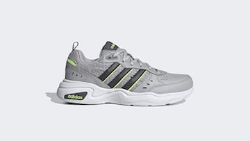 Zapatillas Adidas Strutter para hombre en color gris disponibles en Amazon.