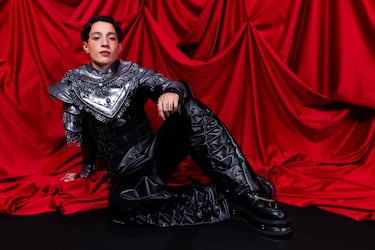 Joven talento noruego que presenta una canción pop con influencias electrónicas y una voz distintiva.