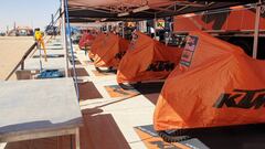 Las KTM cubiertas por una lona durante la etapa cancelada en el Dakar por la muerte de Paulo Gon&ccedil;alves.