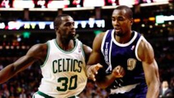 Serge Ibaka dribla a Brandon Bass.