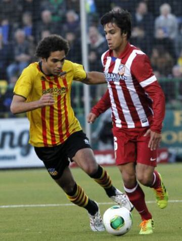 El delantero del Atlético de Madrid Oliver Torres (d) con el balón ante Quim Araujo, jugador del Sant Andreu, durante el partido de ida de los dieciseisavos de final de la Copa del Rey, disputado esta tarde en el estadio Nacís Sala de Barcelona.