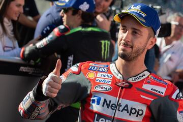 Andrea Dovizioso saludando a los medios presentes en Motegui tras conseguir la pole en el Gran Premio de Japón.