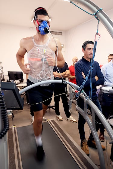 La prueba VO2 Max se realiza generalmente en laboratorio con una mascarilla y cinta de correr o bicicleta, progresando hasta el agotamiento para determinar cuántos mililitros de oxígeno (ml) por kilogramo de peso (kg) por minuto (min) usas (ml/kg/min).