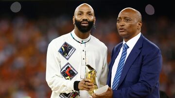 Nsue recibe el premio a máximo goleador de la Copa de África de manos de Patrice Motsepe, presidente de la CAF.