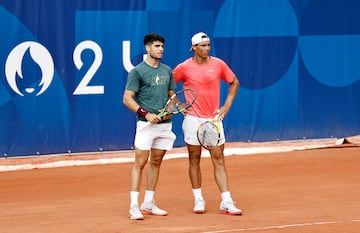 Carlos Alcaraz y Rafa Nadal realizan su primer entrenamiento de dobles en la pista 2 de Roland Garros.