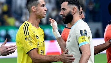 Soccer Football - King's Cup of Champions - Round of 16 - Al Nassr v Al Ittihad - Al Awwal Park, Riyadh, Saudi Arabia - October 28, 2025 Al Nassr's Cristiano Ronaldo and Al Ittihad's Karim Benzema shake hands before the match REUTERS/Stringer