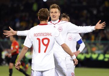 Nicklas Bendtner estableció la igualada con una jugada basada en tres actos: un pase largo de Kjaer fue controlado en la banda derecha por Rommedahl, que le ganó la espaldas a Assou-Ekotto, cruzó el esférico al corazón del área donde apareció el gigantesco delantero danés para equilibrar el encuentro. Todo volvía a empezar...