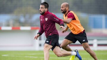 El centrocampista del Athletic de Bilbao, Be&ntilde;at Etxebarr&iacute;a, durante un entrenamiento.