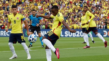 AMDEP1444. BOGOTÁ (COLOMBIA), 12/02/2023.- Alexis Castillo de Colombia rechaza un balón hoy, en un partido de la fase final del Campeonato Sudamericano Sub'20 entre las selecciones de Venezuela y Colombia en el estadio El Campín en Bogotá (Colombia). EFE/ Mauricio Dueñas Castañeda
