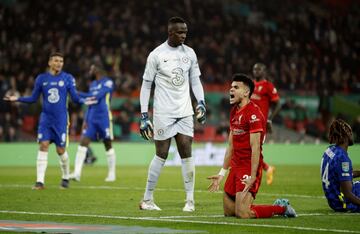 El extremo colombiano fue titular en el equipo de Klopp y jugó 97 minutos. En sus primeros 28 días en Inglaterra, ya consiguió su primer trofeo.