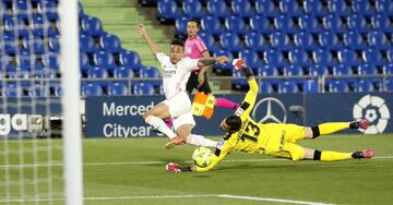 Mariano Díaz y David Soria en la jugada que el VAR anuló el gol al delantero del Real Madrid por fuera de juego.