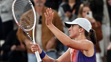 Paris (France), 29/05/2024.- Iga Swiatek of Poland reacts after winning her Women's Singles 2nd round match against Naomi Osaka of Japan during the French Open Grand Slam tennis tournament at Roland Garros in Paris, France, 29 May 2024. (Tenis, Abierto, Francia, Japón, Polonia) EFE/EPA/CHRISTOPHE PETIT TESSON
