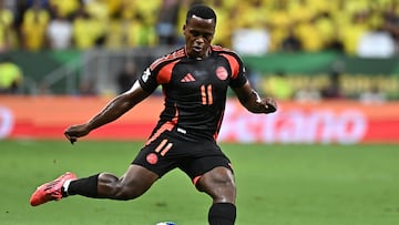 AME1064. BRASILIA (BRASIL), 20/03/2025.- Jhon Arias de Colombia golpea el balón este jueves, en un partido de las eliminatorias sudamericanas al Mundial de 2026 entre las selecciones de Brasil y Colombia, en el estadio Arena BRB Mané Garrincha, en Brasilia (Brasil). EFE/ Andre Borges