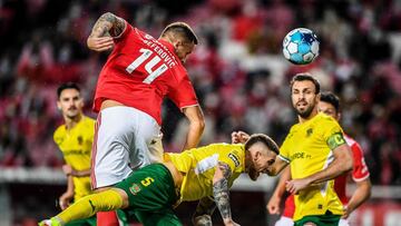 Haris Seferovic, jugador del Benfica, remata de cabeza un bal&oacute;n.