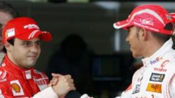 Massa da la mano a Hamilton al término de la carrera