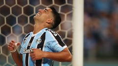 The President of Grêmio revealed the difficult fitness situation the striker faces regarding his right knee.